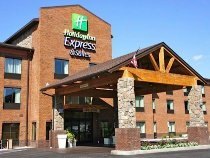 Holiday Inn Express & Suites Donegal in Seven Springs